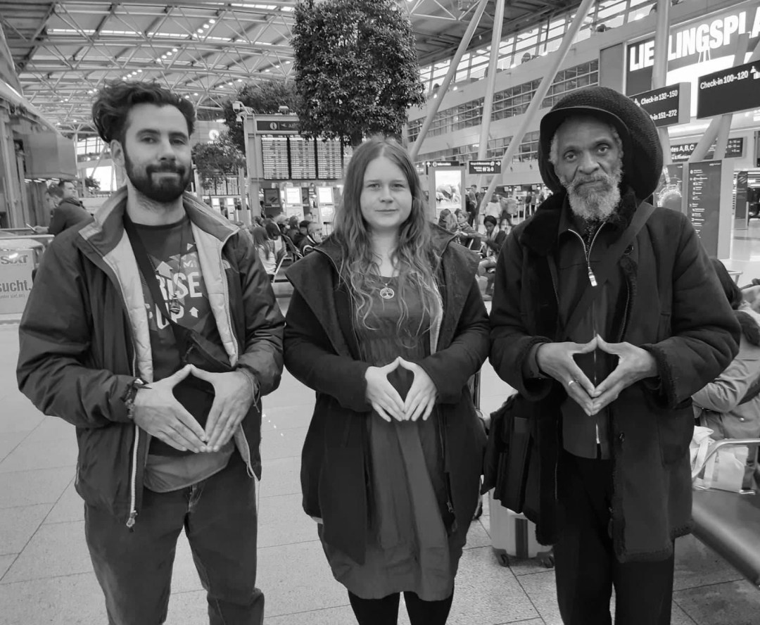 Shaka @ Airport (B&amp;W)